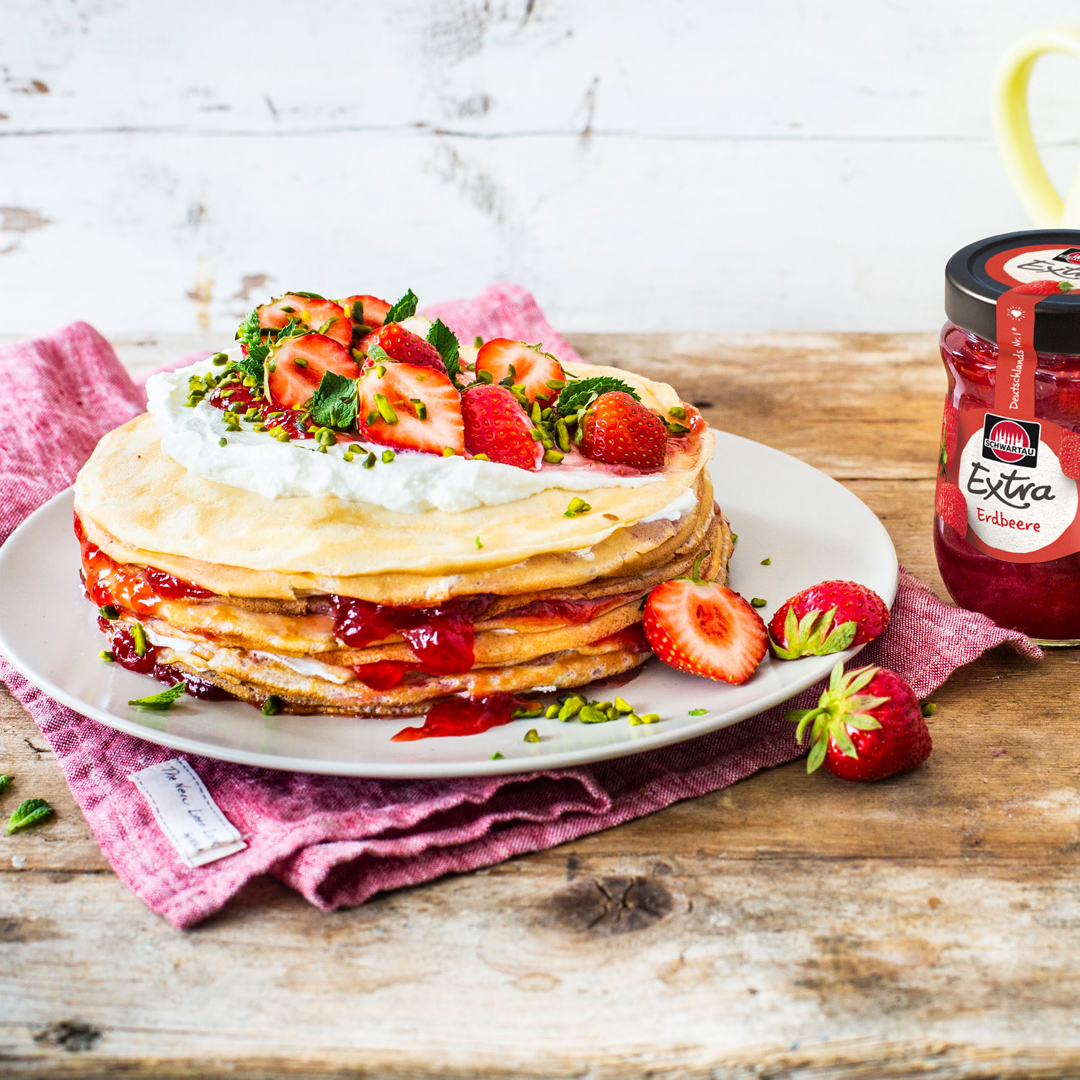 Crêpe-Torte mit Erdbeeren, Quark und Minze