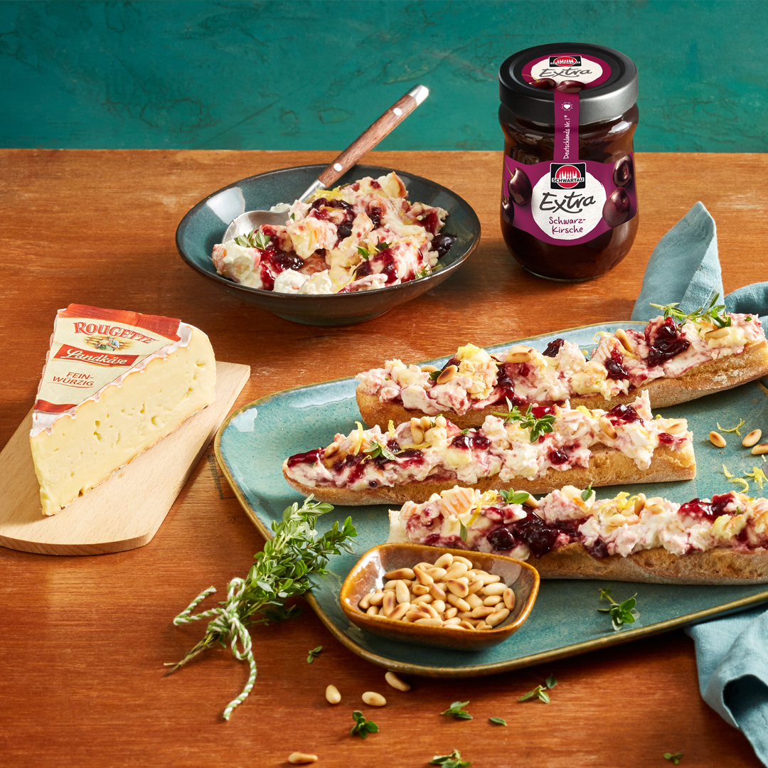 Käse-Kirsch-Baguette mit Pinienkernen und Thymian