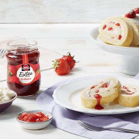 Einfache Biskuitrolle mit Erdbeeren