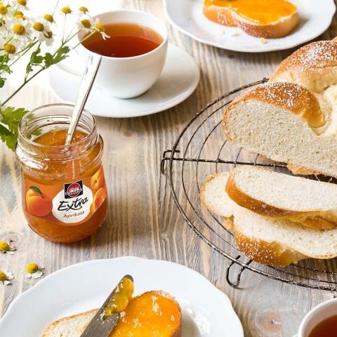 Hefezopf mit Konfitüre