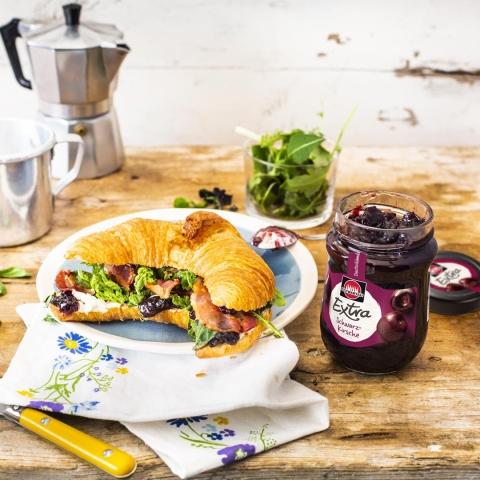 Herzhaftes Croissant mit Ziegenfrischkäse, Bacon und Kirschkonfitüre